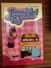 Junie B. Jones y el autobús apestoso. Edición especial 10.o aniversario Image Cover