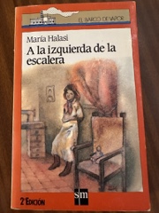 A la izquierda de la escalera Image Cover